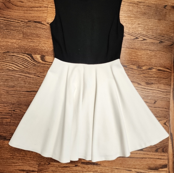 Diane Von Furstenburg dress size 4 - Picture 2 of 3